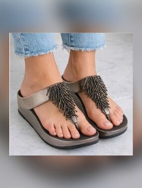 Fitflops Rumba Beaded Toe-Post Sandals in Pewter Size 6